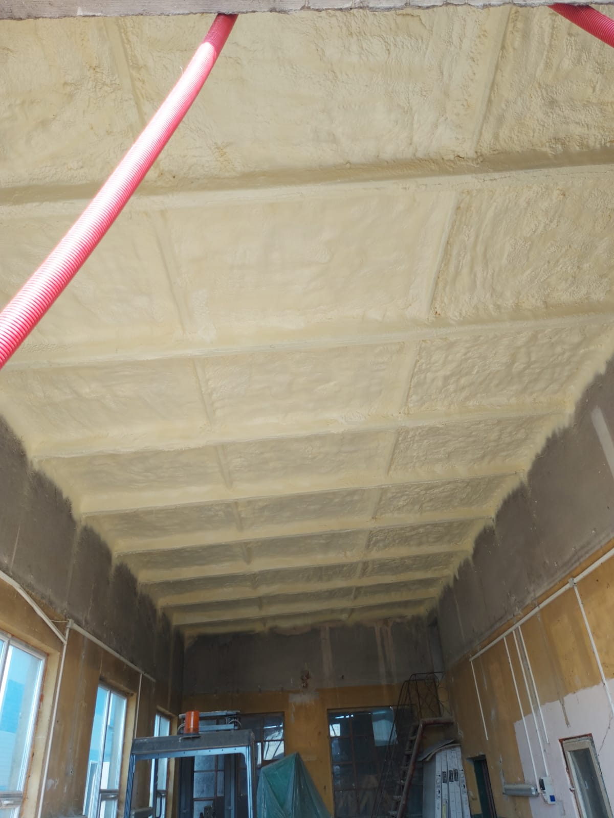 Izolație cu spumă poliuretanică pe interior mansardă